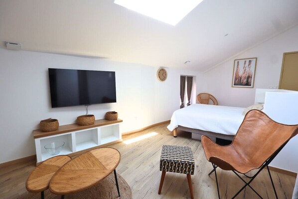 Iron/ironing board, Internet, bed sheets