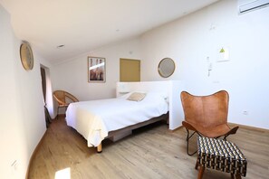 Iron/ironing board, Internet, bed sheets