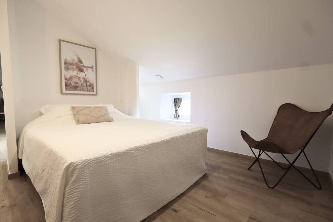 Tabla de planchar con plancha, cuna de viaje, wifi gratis y ropa de cama