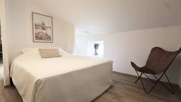 Tabla de planchar con plancha, cuna de viaje, wifi gratis y ropa de cama