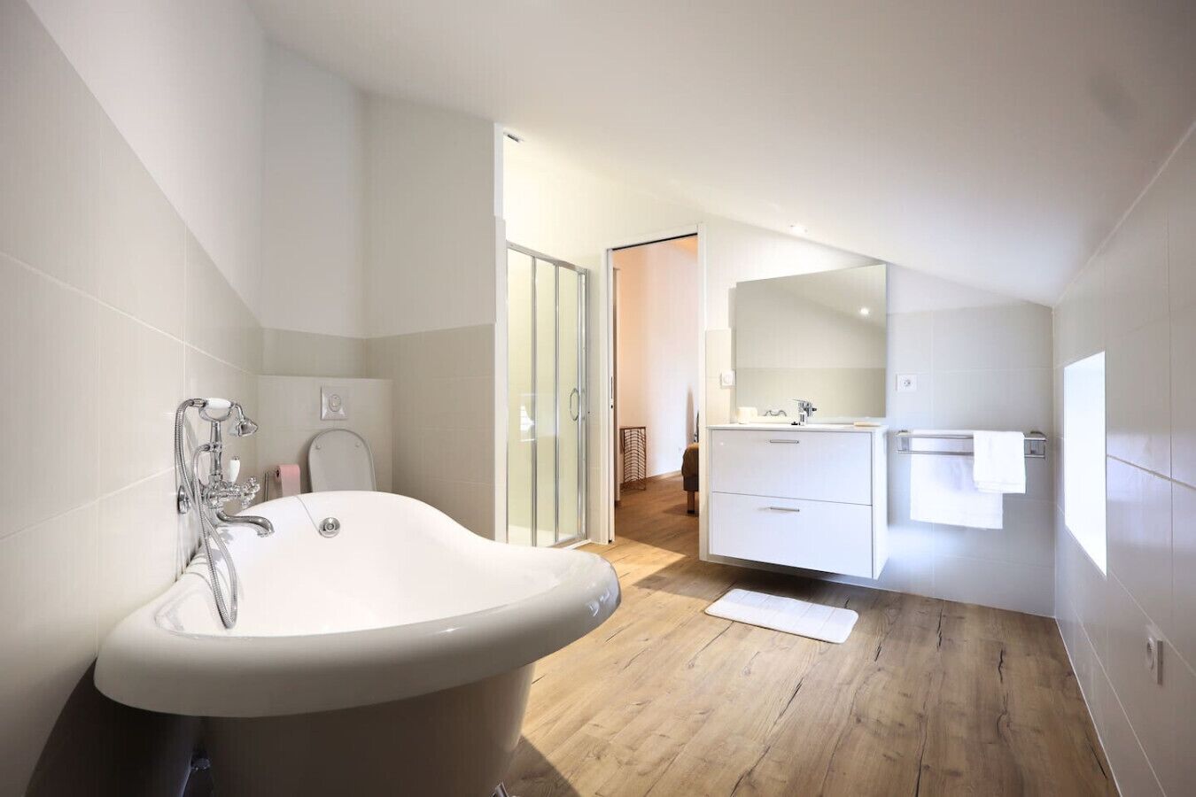 Een haardroger, handdoeken