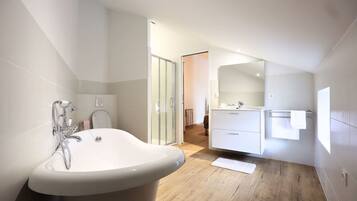 Een haardroger, handdoeken