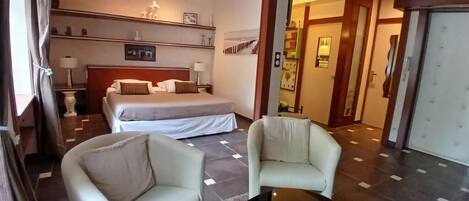 1 habitación, escritorio y ropa de cama