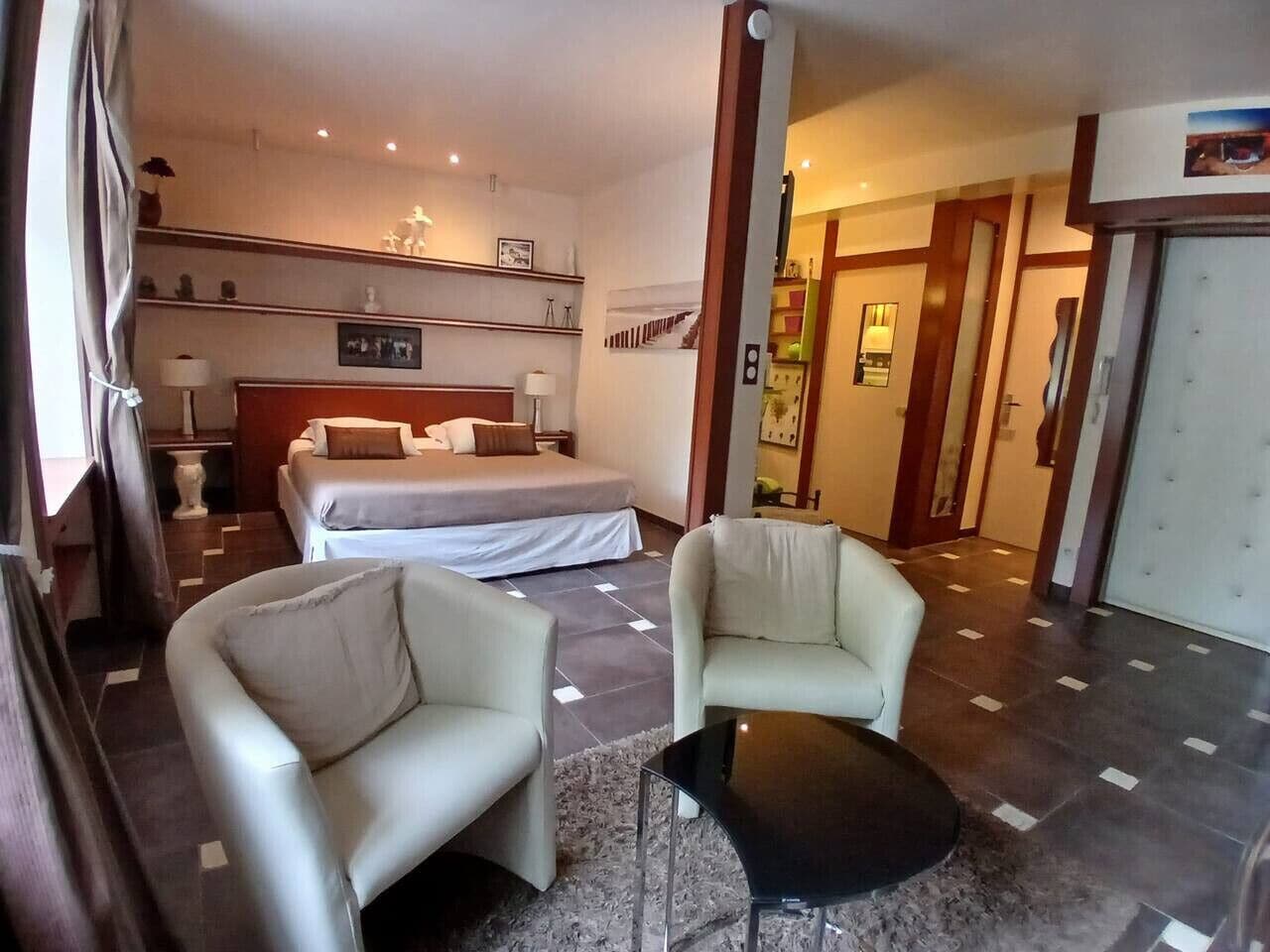 1 chambre, bureau, draps fournis