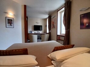 1 chambre, bureau, draps fournis