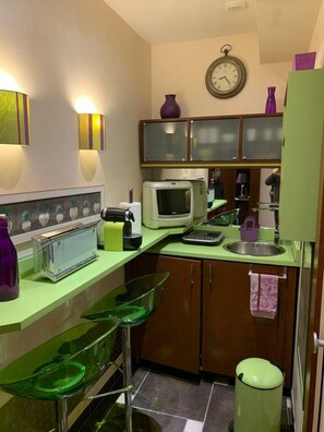 Réfrigérateur, micro-ondes, plaque de cuisson, lave-vaisselle