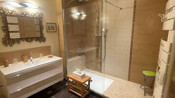 Douche, sèche-cheveux, serviettes fournies, savon