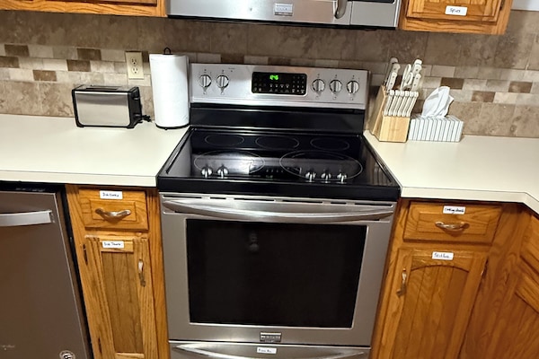 Refrigerador, microondas, horno y parrilla de estufa