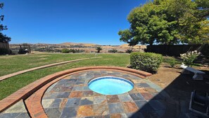 Outdoor spa tub - Glen Cove's 1st model home! Prime location w/million dollar VIEW !!! (Vallejo)