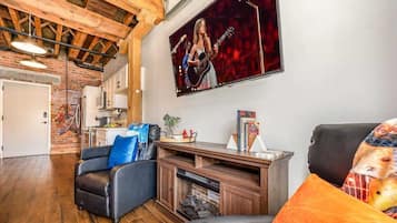 Een smart-tv, een open haard en een kantoor