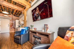 Smart TV, chimenea y oficina 
