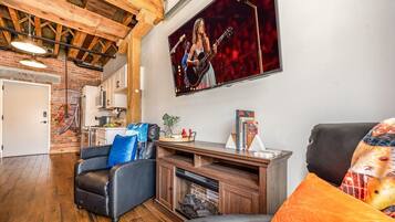 Smart-tv, een open haard en boeken