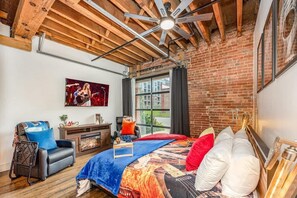 1 habitación, escritorio, tabla de planchar con plancha y cuna de viaje 