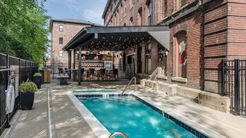 Een verwarmd zwembad