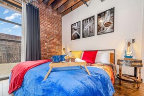 1 habitación, escritorio, tabla de planchar con plancha y cuna de viaje