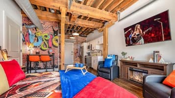 1 slaapkamer, een bureau, een strijkplank/strijkijzer, reisbedje