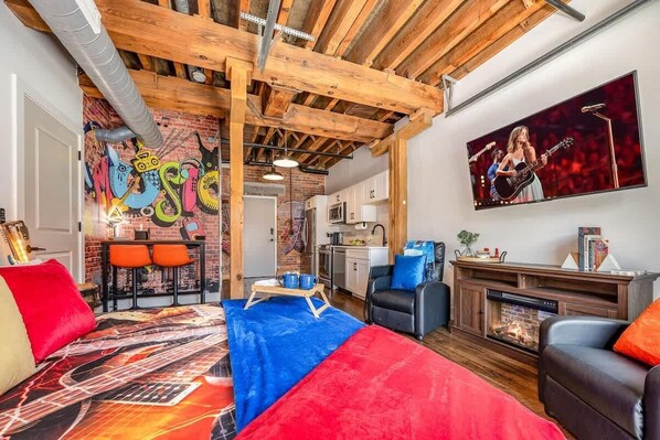 1 habitación, escritorio, tabla de planchar con plancha y cuna de viaje 
