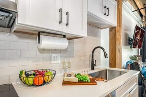 Réfrigérateur, four à micro-ondes, un four, surface de cuisson