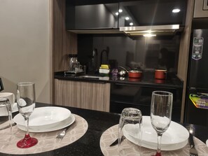 Mikrobølgeovn, ovn, kokeplater og oppvaskmaskin