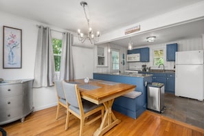 Geladeira, micro-ondas, cooktop, lava-louças