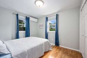 3 bedrooms, desk, free WiFi, bed sheets - Charming Town Neck Home for Cape Relaxation (Sandwich)