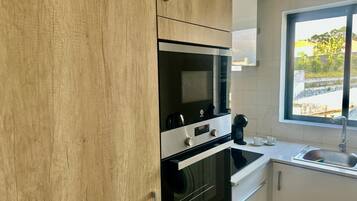 Cookware/dishes/utensils, dining tables