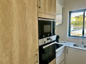 Cookware/dishes/utensils, dining tables