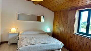 1 Schlafzimmer, Schreibtisch, Bügeleisen/Bügelbrett, Reisekinderbett