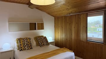 2 habitaciones, escritorio y tabla de planchar con plancha