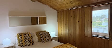 2 soverom, skrivebord, strykejern/-brett og reiseseng for barn