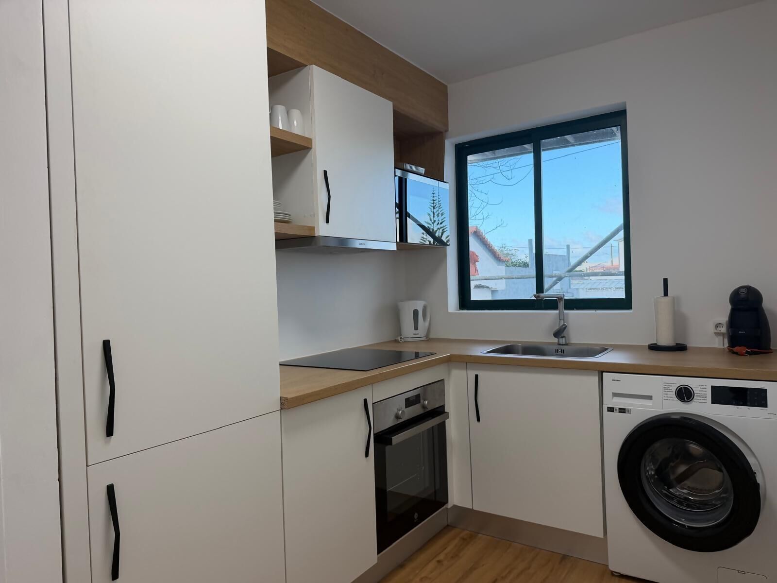 Refrigerador, microondas, horno y cafetera y tetera 