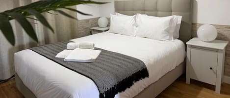 1 chambre, bureau, fer et planche à repasser, lit parapluie