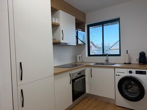 Jääkaappi, mikroaaltouuni, uuni, leivänpaahdin