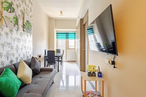 TV - J5 Bayview Elegant Retreat with Stunning Views (Pasay City)