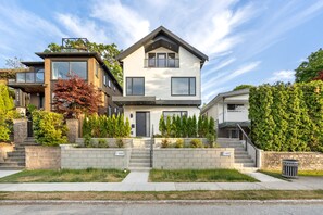 House | 3 bedrooms - Brand New 3BR Home Ocean Mountain Views (Vancouver)