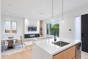 House | 3 bedrooms - Brand New 3BR Home Ocean Mountain Views (Vancouver)