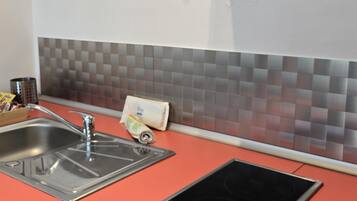 Frigorífico, microondas, cafetera o tetera y tostadora