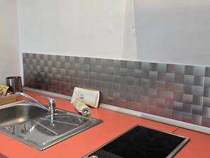 Réfrigérateur, micro-ondes, cafetière/bouilloire, grille-pain