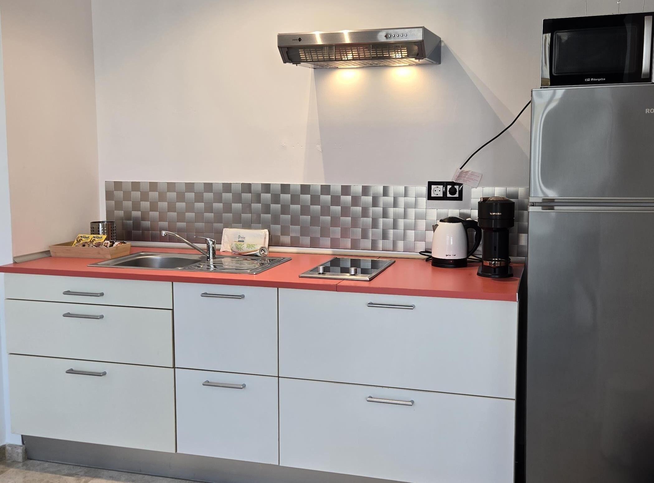 Frigorífico, microondas, cafetera o tetera y tostadora