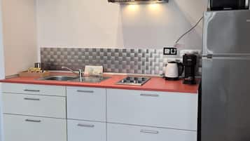 Frigorífico, microondas, cafetera o tetera y tostadora