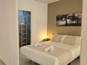 Een strijkplank/strijkijzer, internet, beddengoed