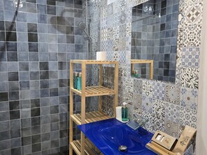 Een douche, een haardroger, handdoeken