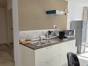 Fridge, microwave, coffee/tea maker, toaster - Felix Saenz Boutique Suits Geranio (Málaga)