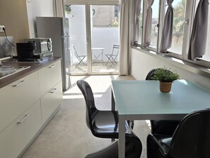 Fridge, microwave, coffee/tea maker, toaster - Felix Saenz Boutique Suits Geranio (Málaga)