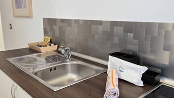 Frigorífico, microondas, cafetera o tetera y tostadora