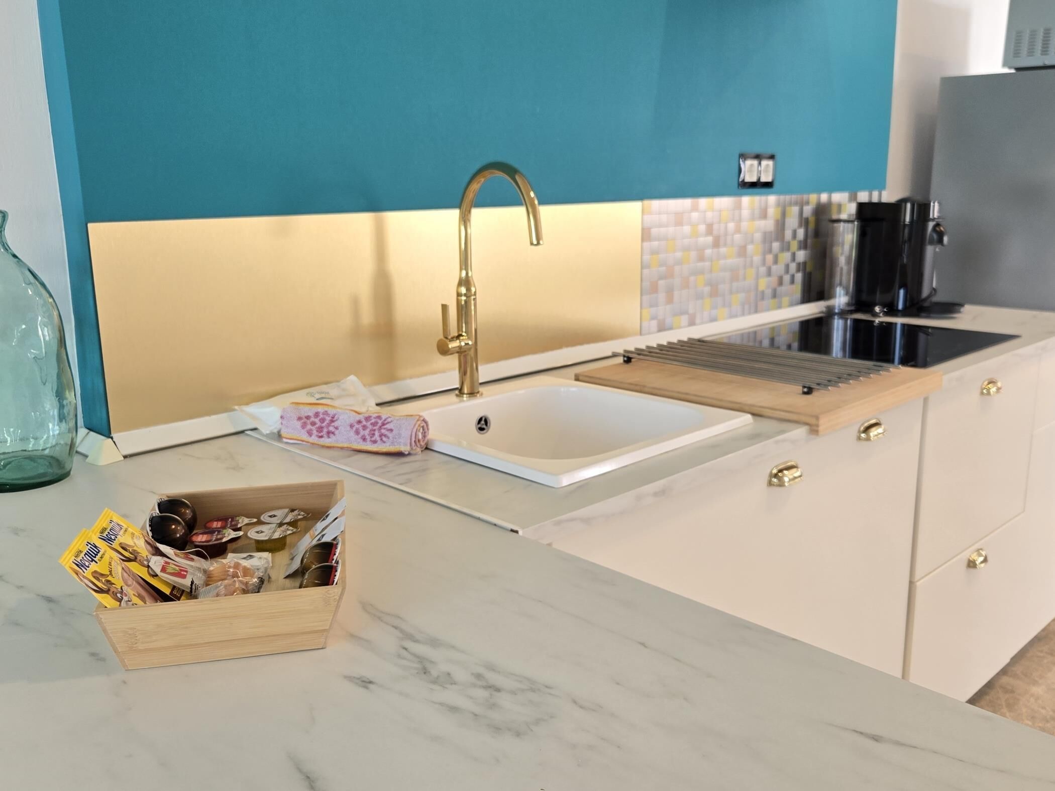 Réfrigérateur, micro-ondes, cafetière/bouilloire, grille-pain