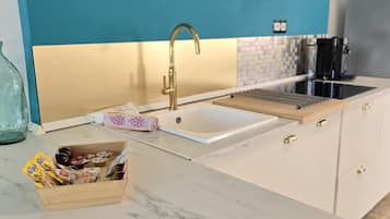 KĂŒhlschrank, Mikrowelle, Wasserkocher mit Kaffee-/Teezubehör, Toaster