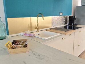 Kühlschrank, Mikrowelle, Wasserkocher mit Kaffee-/Teezubehör, Toaster