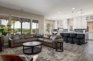 Smart TV, fireplace - Luxury Villa Close to your wedding venues, Golf and Wineries (Fallbrook)