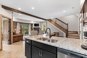 Interior - Family/ Pet friendly/6 beds! (hollister)